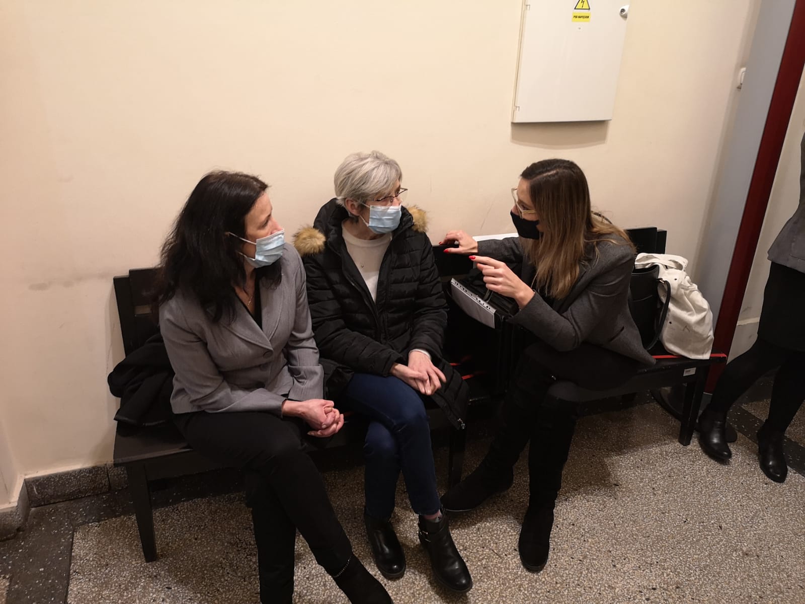 ludzie-na-lawce-w-sadzie